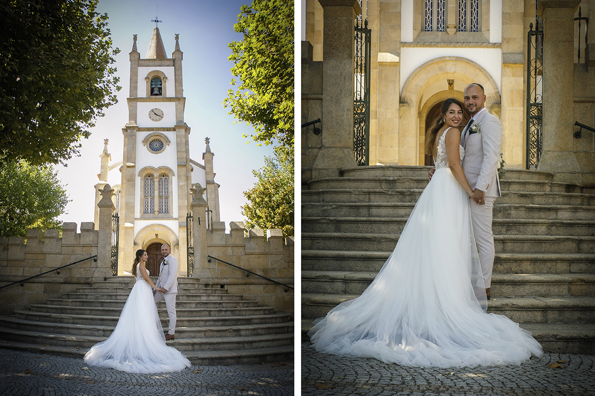 Em duas imagens nas escadas da igreja, os noivos trocam olhares, sorrisos e gestos de carinho. O sol ilumina a sua união com calor de bênção.