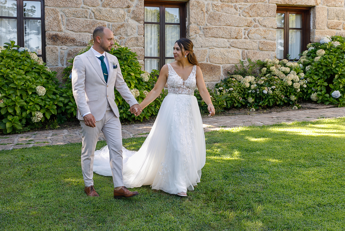 Mais adiante, os dois caminham sobre a relva, de mãos dadas, com os olhos postos um no outro. O mundo pode esperar, só existe o agora.