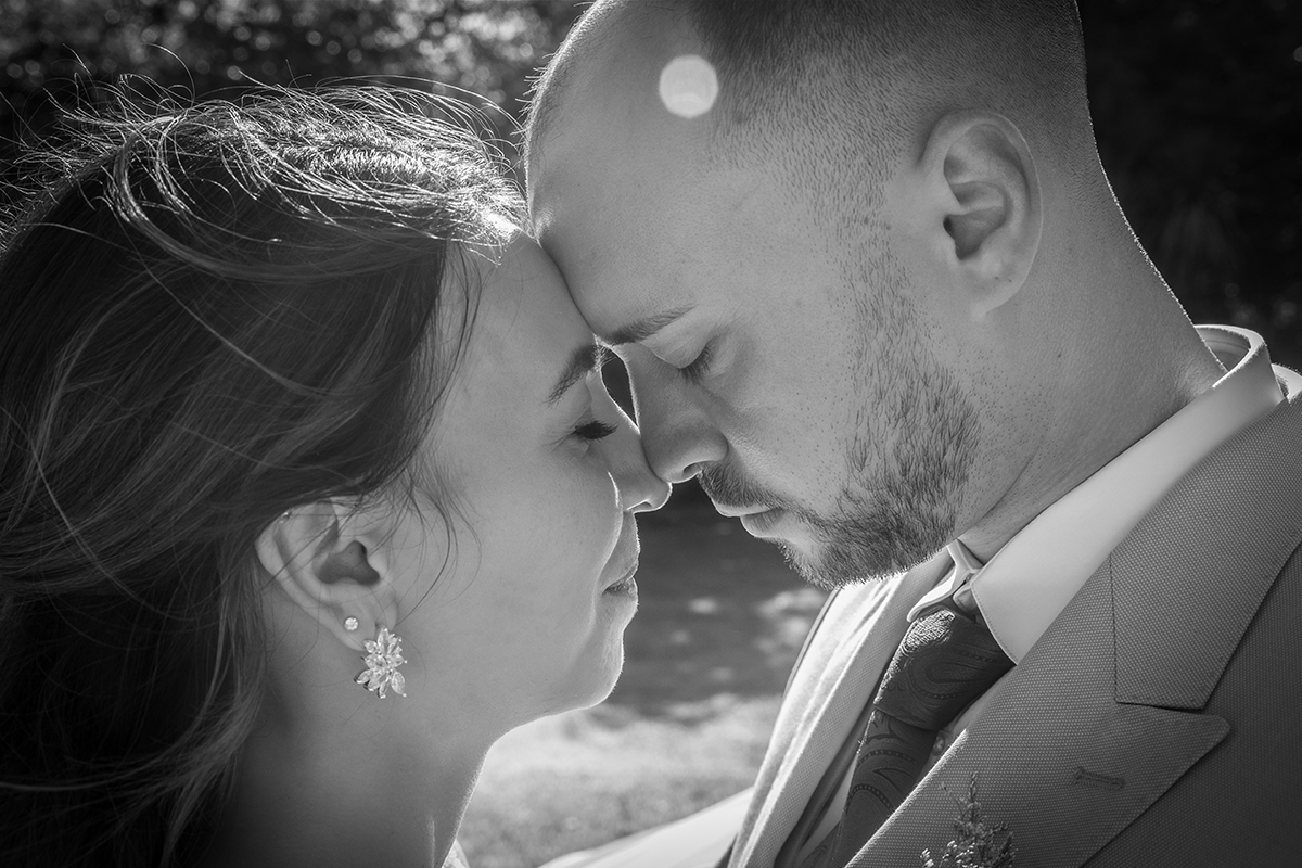 Em preto e branco, os rostos encostados, olhos fechados, e um silêncio que diz tudo, paz, amor, plenitude.