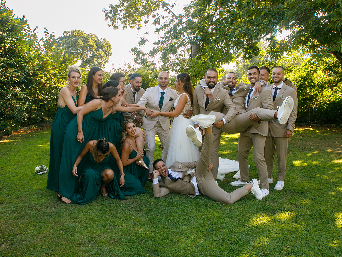 Todos puxam o noivo para o lado da noiva, uma dança de amor e amizade que arranca gargalhadas e aquece o coração.