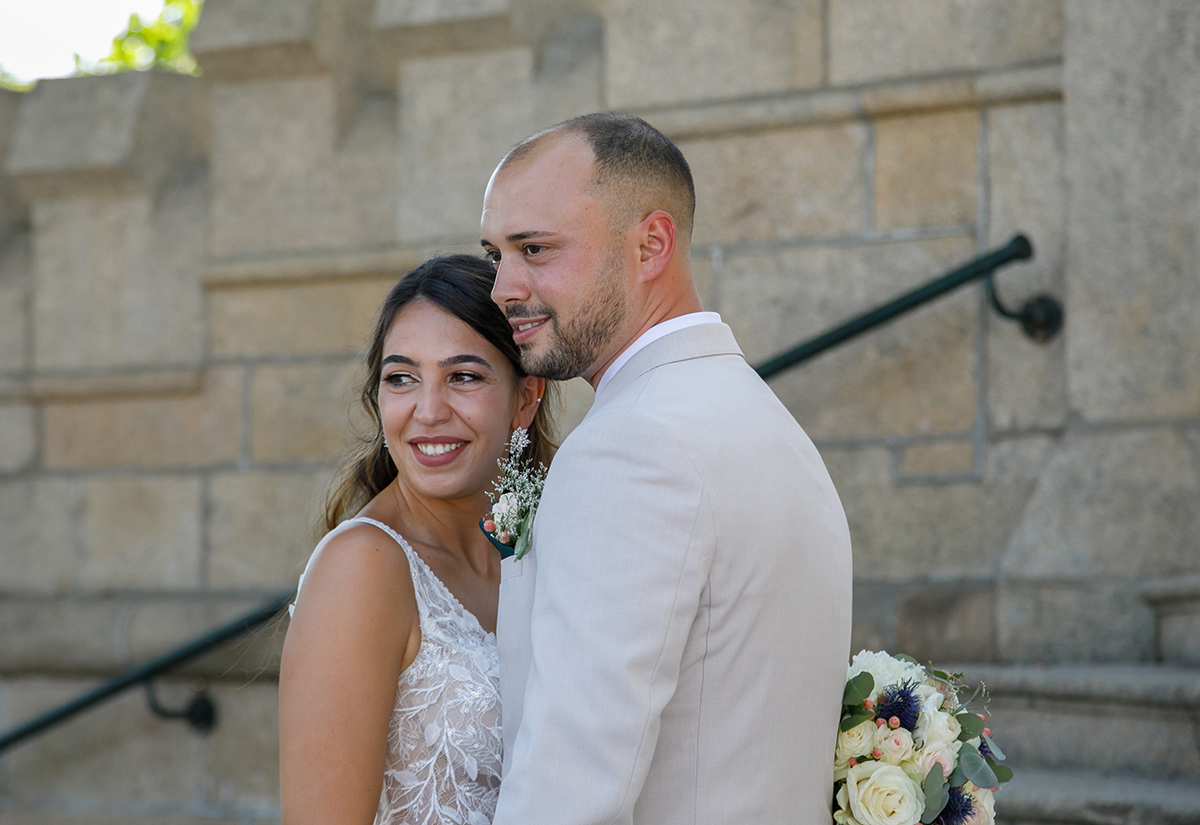 Um plano aproximado onde os rostos se encontram, virados um para o outro, sérios e sorridentes, o silêncio antes da eternidade.