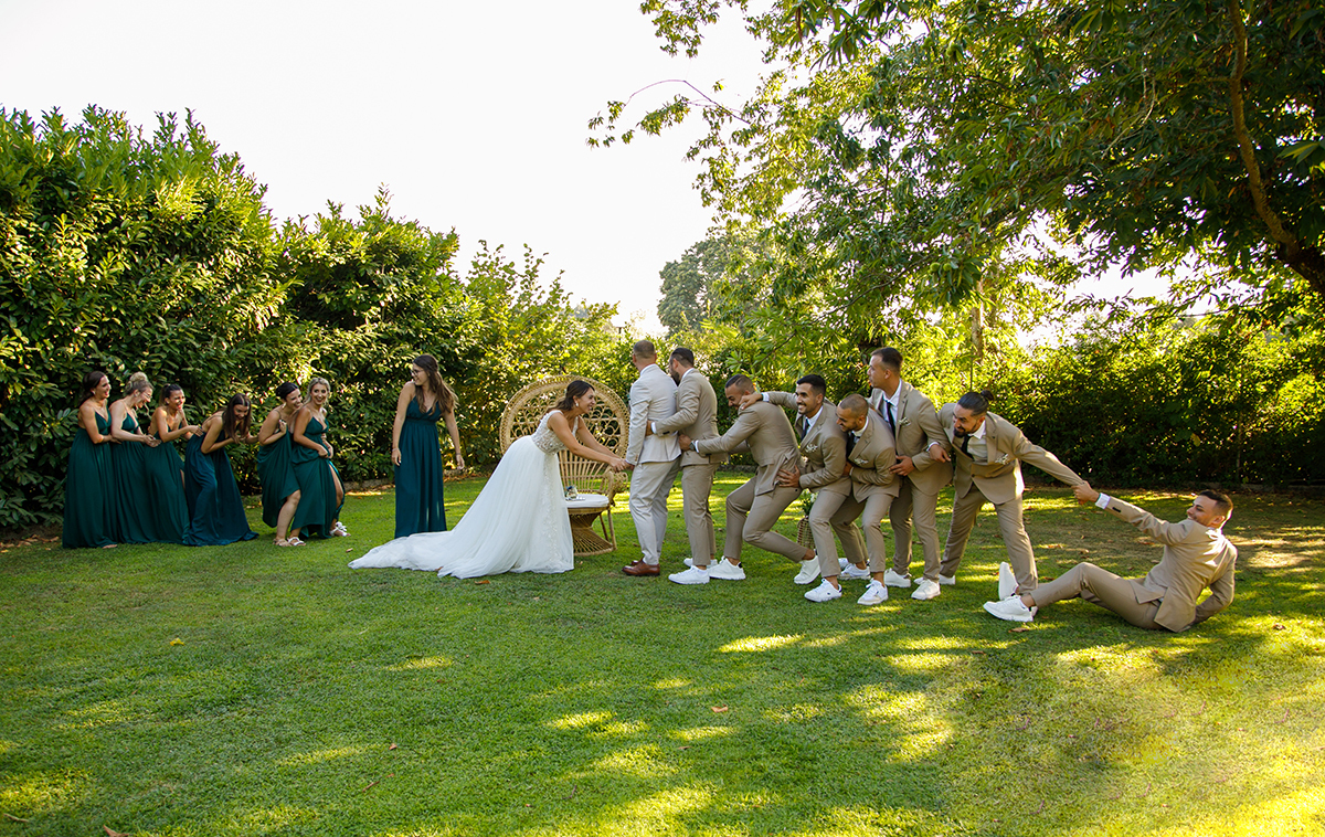 Um jogo divertido transforma-se num tropeço sincronizado e hilariante — as amigas da noiva e os amigos do noivo caem para trás a rir, celebrando a leveza da vida.