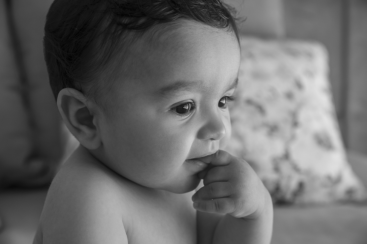 Num plano mais fechado, dos ombros para cima, vemos Francisco de perfil, com o dedo na boca. O olhar, fixo à frente, carrega a serenidade e a curiosidade do momento.