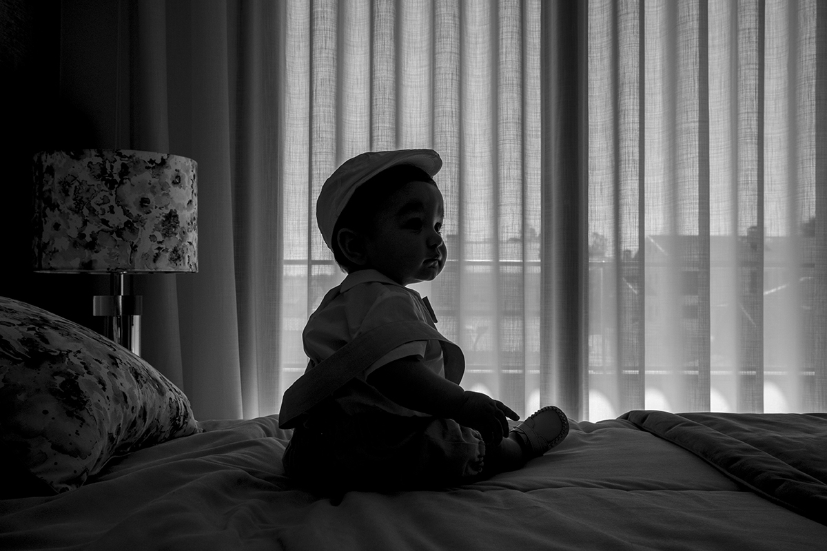 A mesma imagem, agora a preto e branco, carrega um tom mais introspectivo. Francisco olha para a frente, sério, envolto no contraste suave da luz e das sombras.