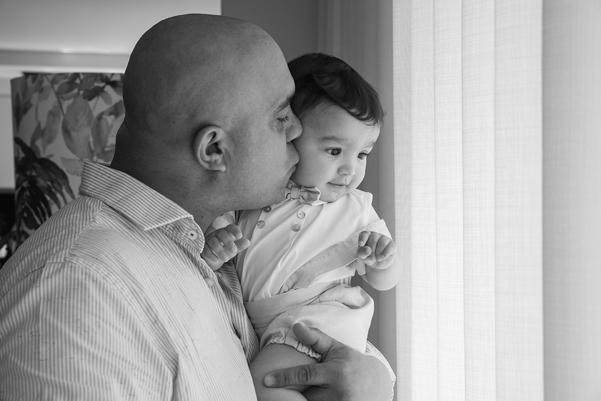 A preto e branco, junto à janela, o pai segura Francisco ao colo e beija-lhe a bochecha. Ele sorri e olha lá para fora, como se o mundo lhe sorrisse de volta.