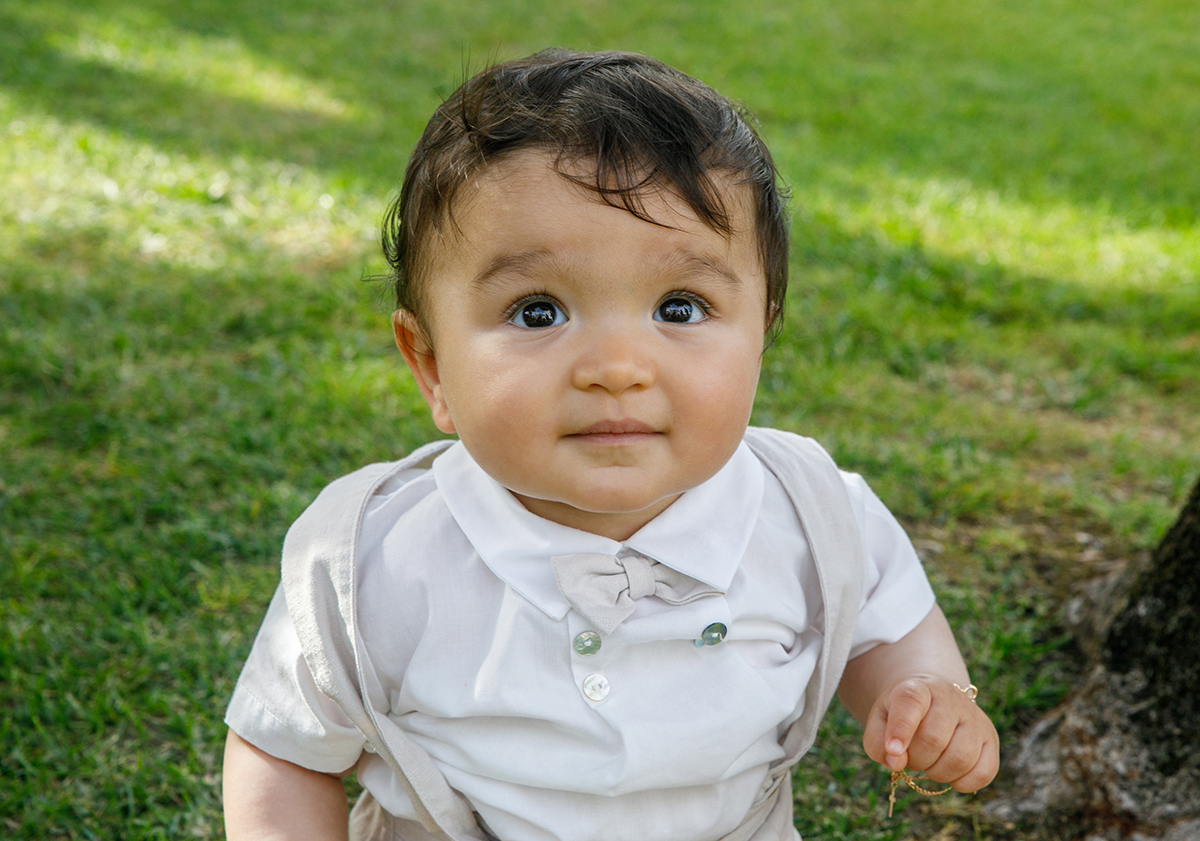 Num plano mais fechado, Francisco olha ligeiramente para cima, sério, com o dedo a apontar subtilmente. Uma imagem que mistura curiosidade e expressividade.