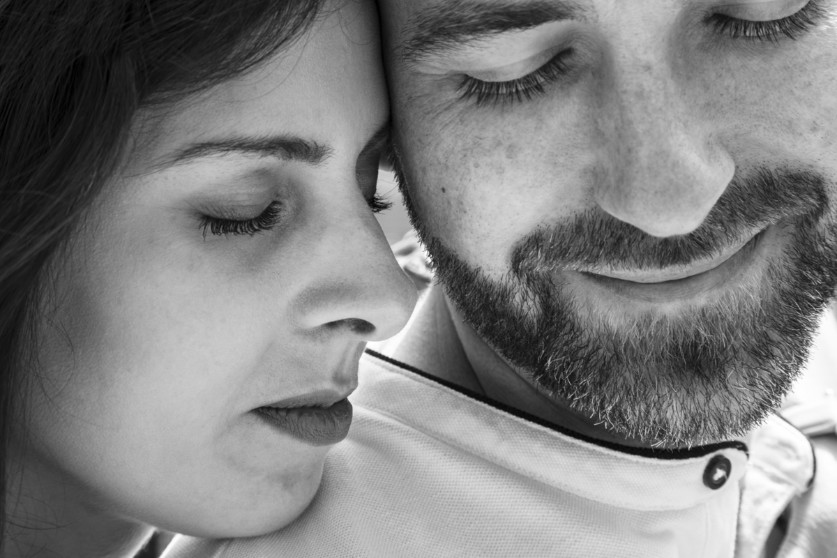 Num plano mais aproximado e a preto e branco, vemos os rostos de Marta e Mathieu com detalhe. As expressões são felizes, mas introspectivas, como se refletissem sobre a viagem que os trouxe até este dia tão especial.