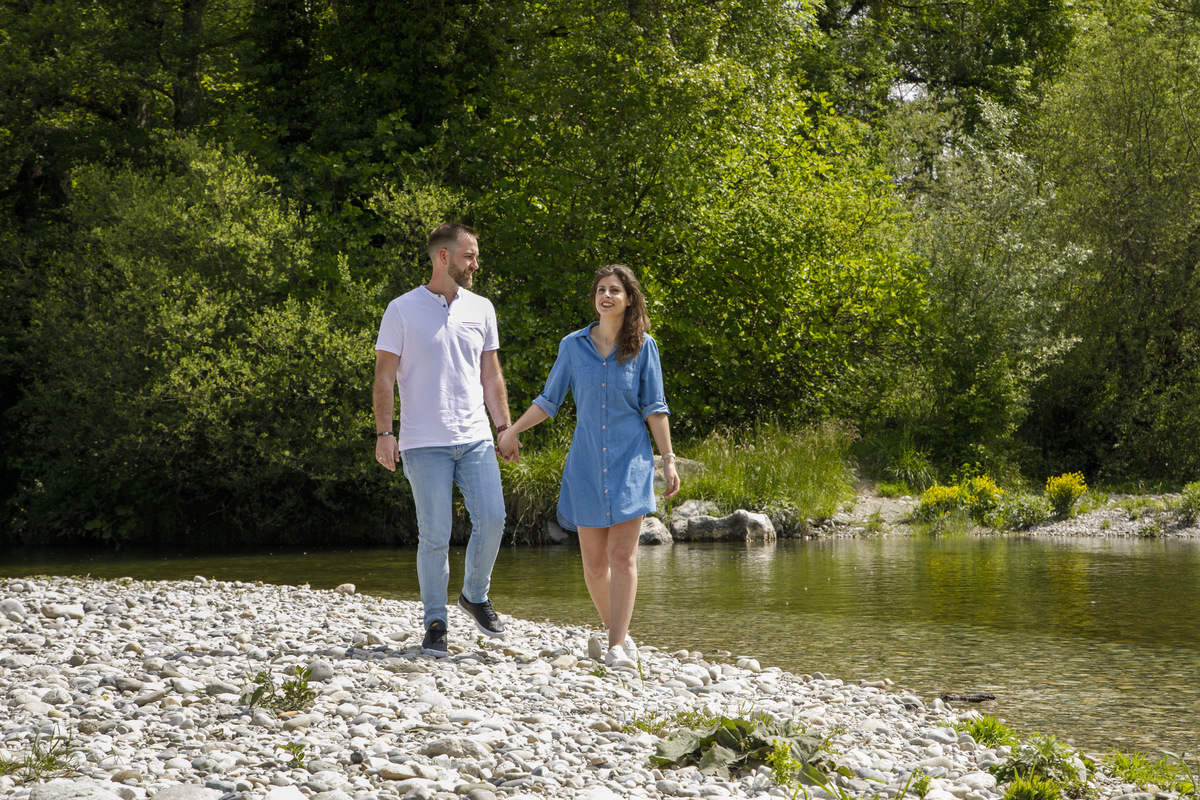 Os dois caminham de mãos dadas sobre um caminho de pedras junto a um rio. A paisagem verde e tranquila envolve o casal. Mathieu olha para o rio, enquanto Marta segue o caminho à frente. Ambos vivem este momento em silêncio, numa partilha de paz e amor.