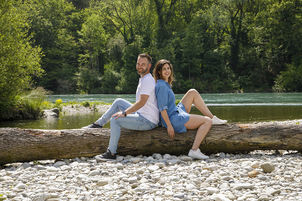 Agora em cima de um grande tronco de madeira, os dois estão sentados de costas um para o outro, mas voltam os rostos para a câmara. Sorriem com uma felicidade contagiante. Um pé no chão e o outro sobre o tronco, numa pose relaxada e genuína.