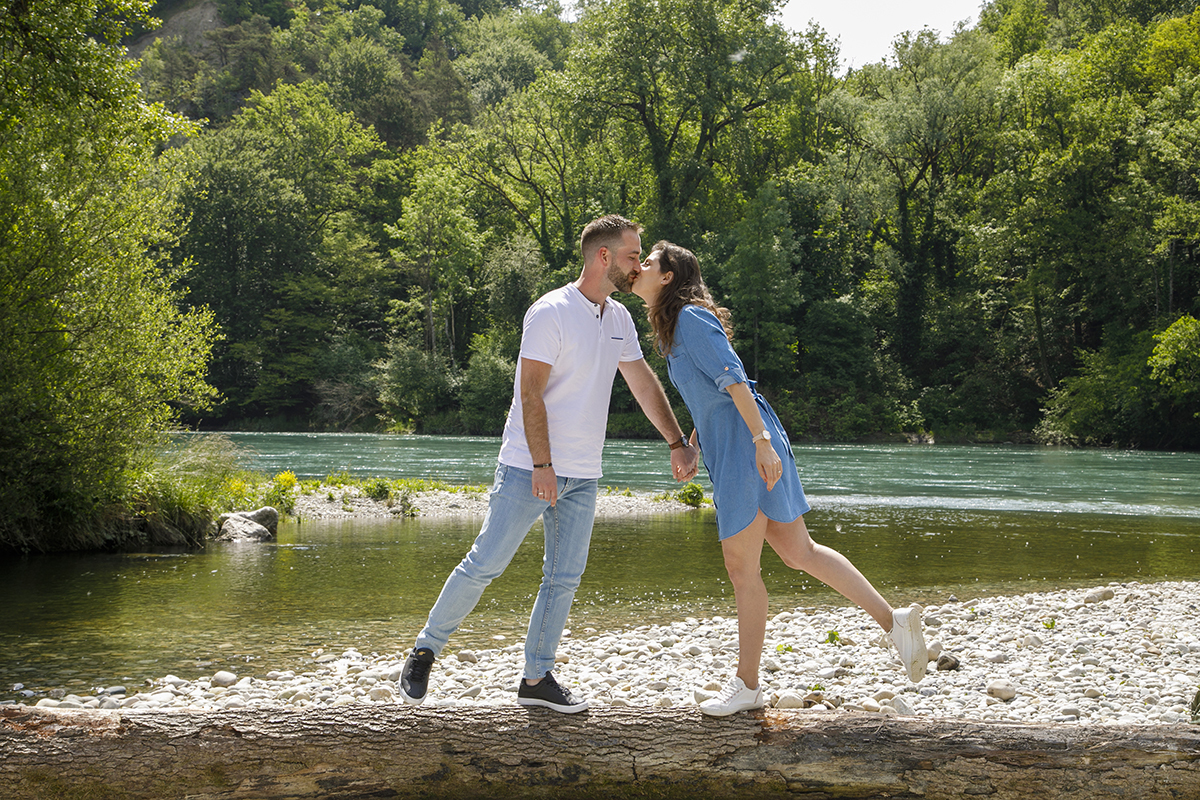 No mesmo cenário, Marta e Mathieu inclinam-se um para o outro e beijam-se, ambos com uma perna no ar e de mãos dadas. O beijo é leve, apaixonado, e o momento, eternizado com naturalidade, revela o amor que os une.