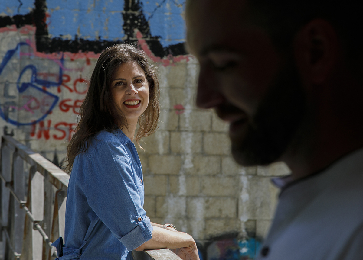 No mesmo cenário da ponte, Marta agora olha para Mathieu com carinho. Ele, com um leve sorriso, olha para o chão, num instante de cumplicidade silenciosa. Fotografos casamento 