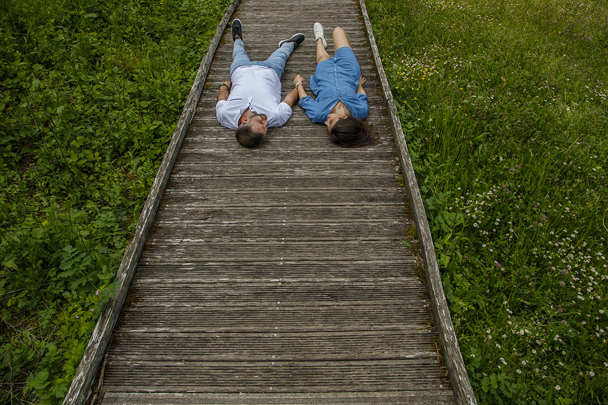 Na mesma posição e cenário, a fotografia capta os dois deitados, reforçando a tranquilidade do momento e o conforto de estarem juntos.