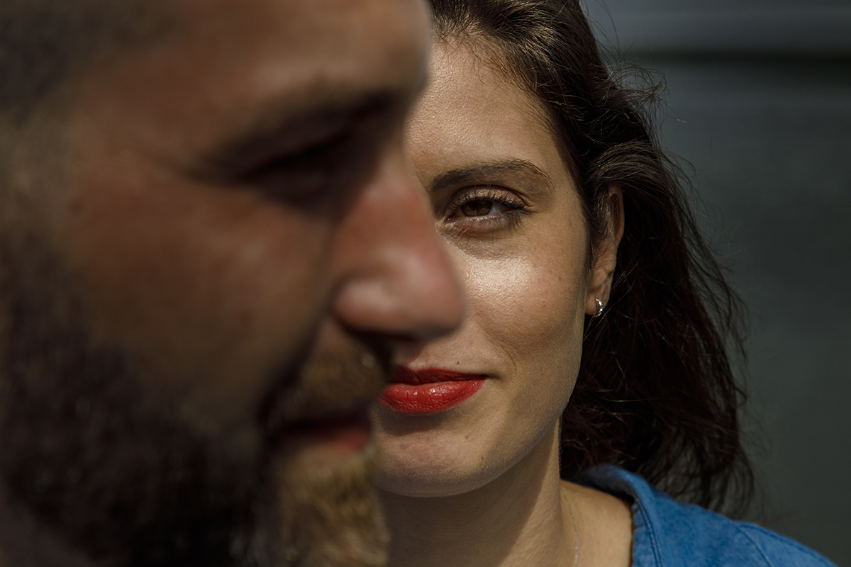 Num plano aproximado, vemos a face de Mathieu de perfil e atrás, parte do rosto de Marta que o observa com carinho. Um retrato simples, mas cheio de sentimento.