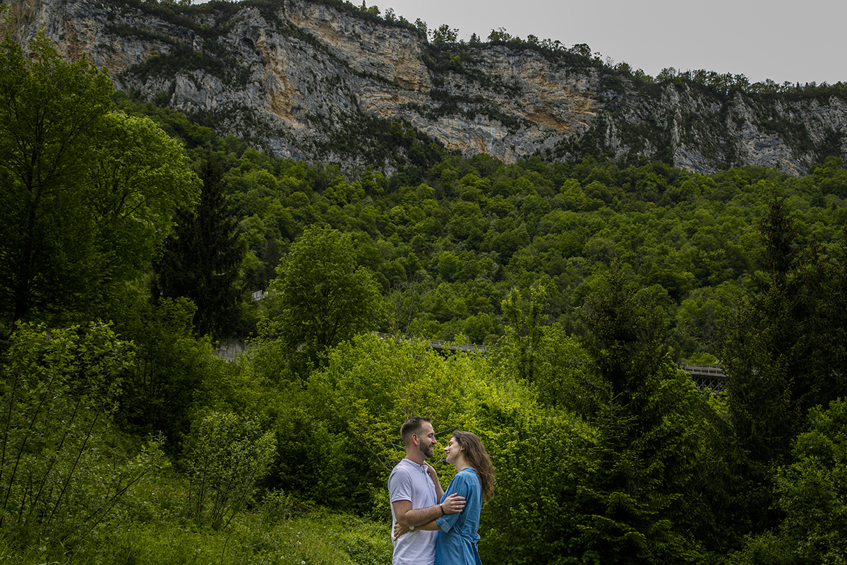 Ao longe, abraçados no centro de uma paisagem verde e montanhosa, Marta e Mathieu quase se beijam. São pequenos no enquadramento, mas gigantes na emoção captada.