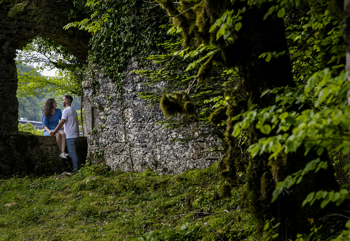 Marta está sentada numa janela antiga de pedra, enquanto Mathieu, de pé, segura-lhe as pernas. Ambos se olham com carinho. À volta, muros antigos, musgo e vegetação completam o cenário romântico.
