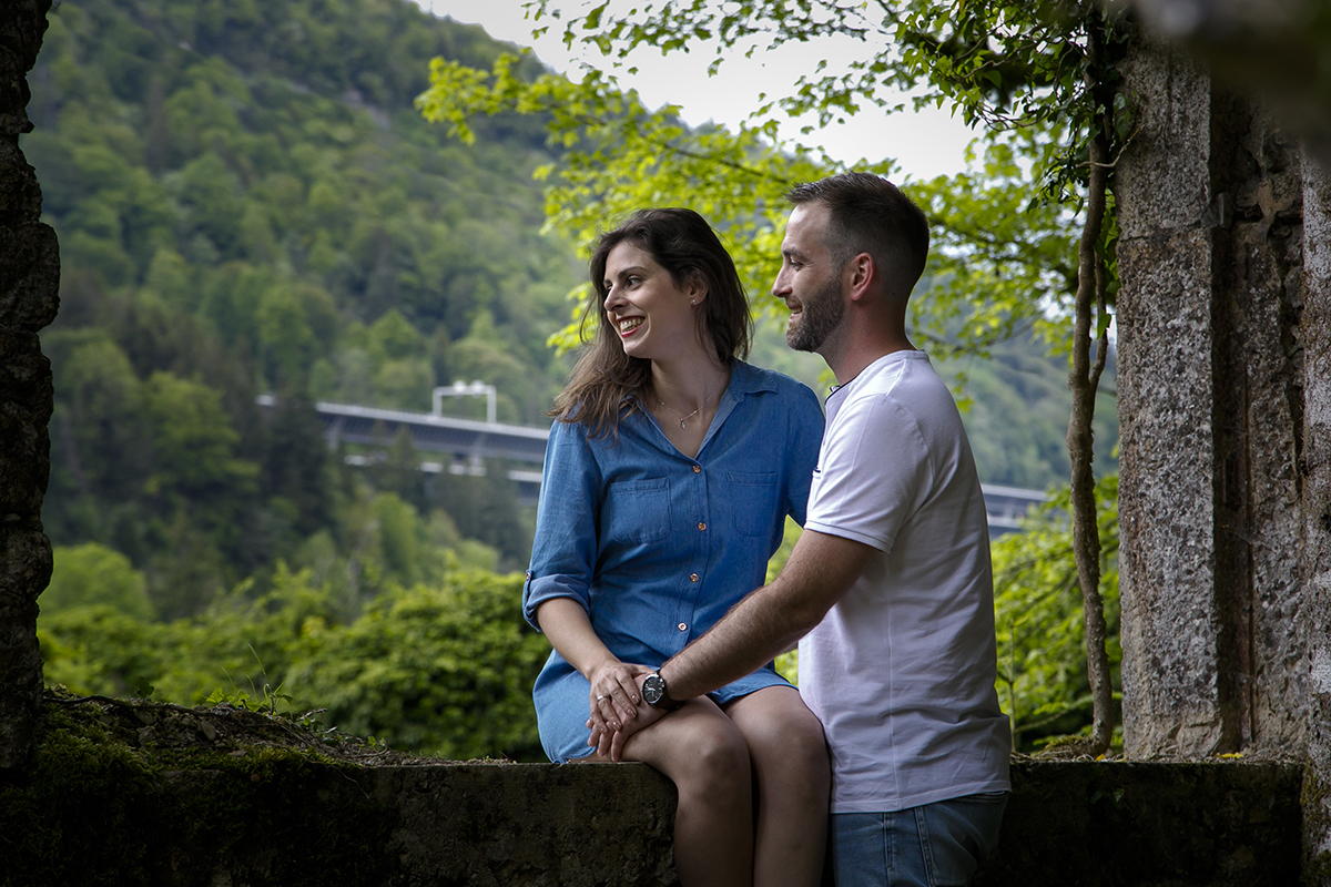 Agora sentados lado a lado na janela, olham ambos para o horizonte com expressões curiosas e serenas. Marta tem a mão sobre a de Mathieu, que a segura com doçura.