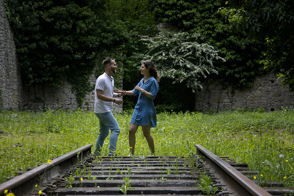 Numa aproximação ao mesmo cenário, Marta segura o braço de Mathieu. Ambos em movimento, sorriem um para o outro, num instante alegre e cúmplice.