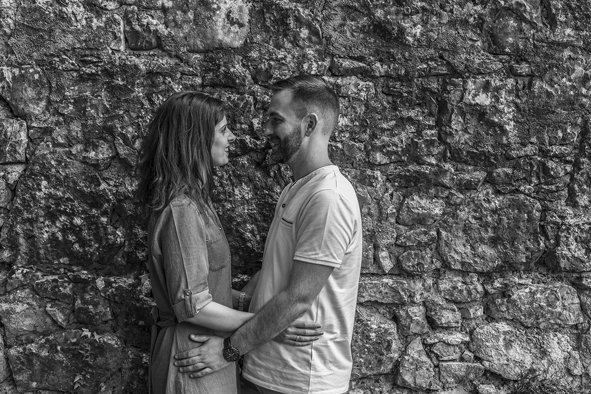 A preto e branco, de frente um para o outro, com as mãos nas cinturas um do outro, Marta e Mathieu trocam um olhar intenso e apaixonado. Um final perfeito para esta série de memórias visuais.