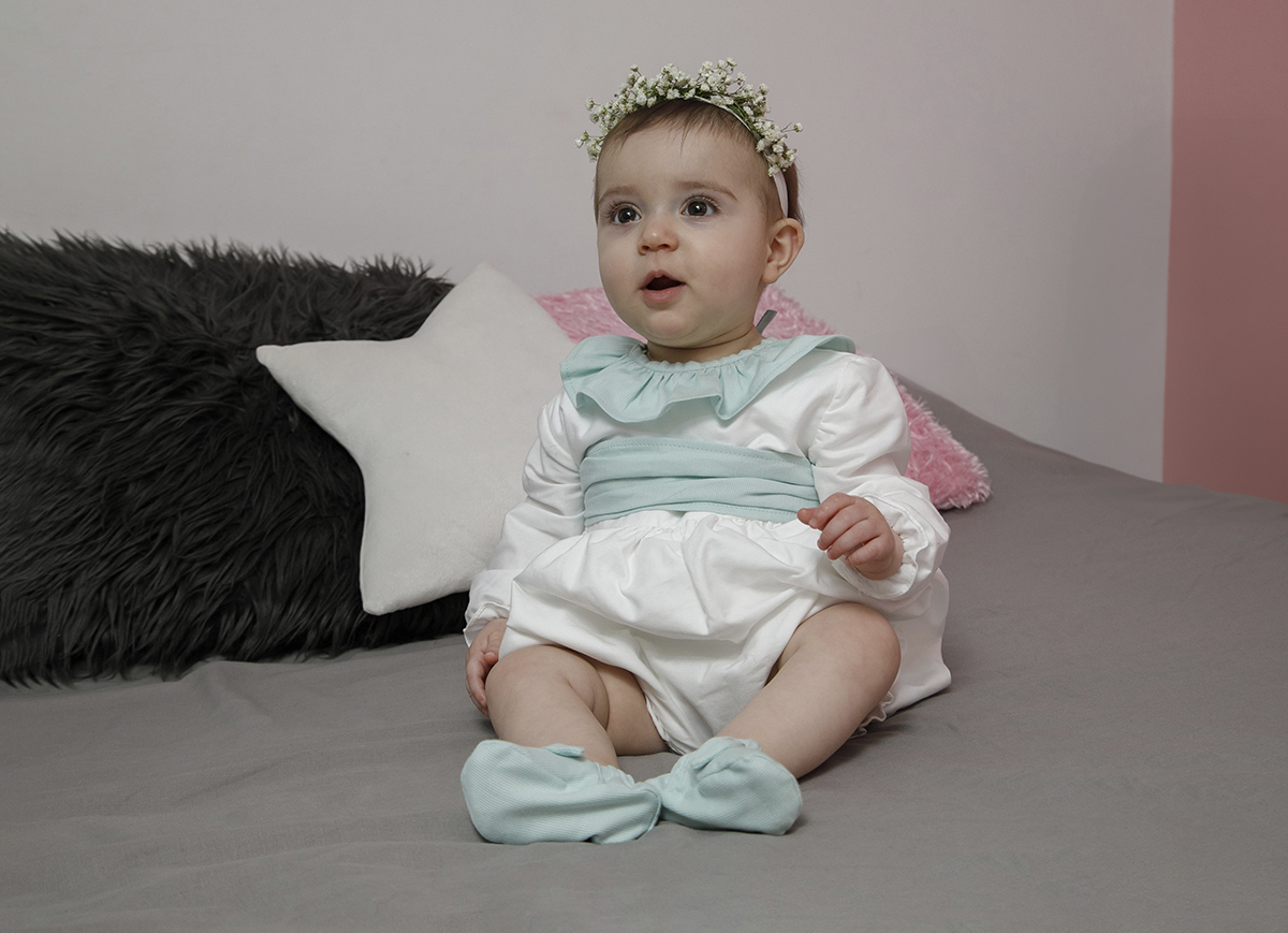 Sentada de frente, num instante mais direto, Valentina olha feliz, como se estivesse a escutar um segredo bonito vindo do lado da lente.