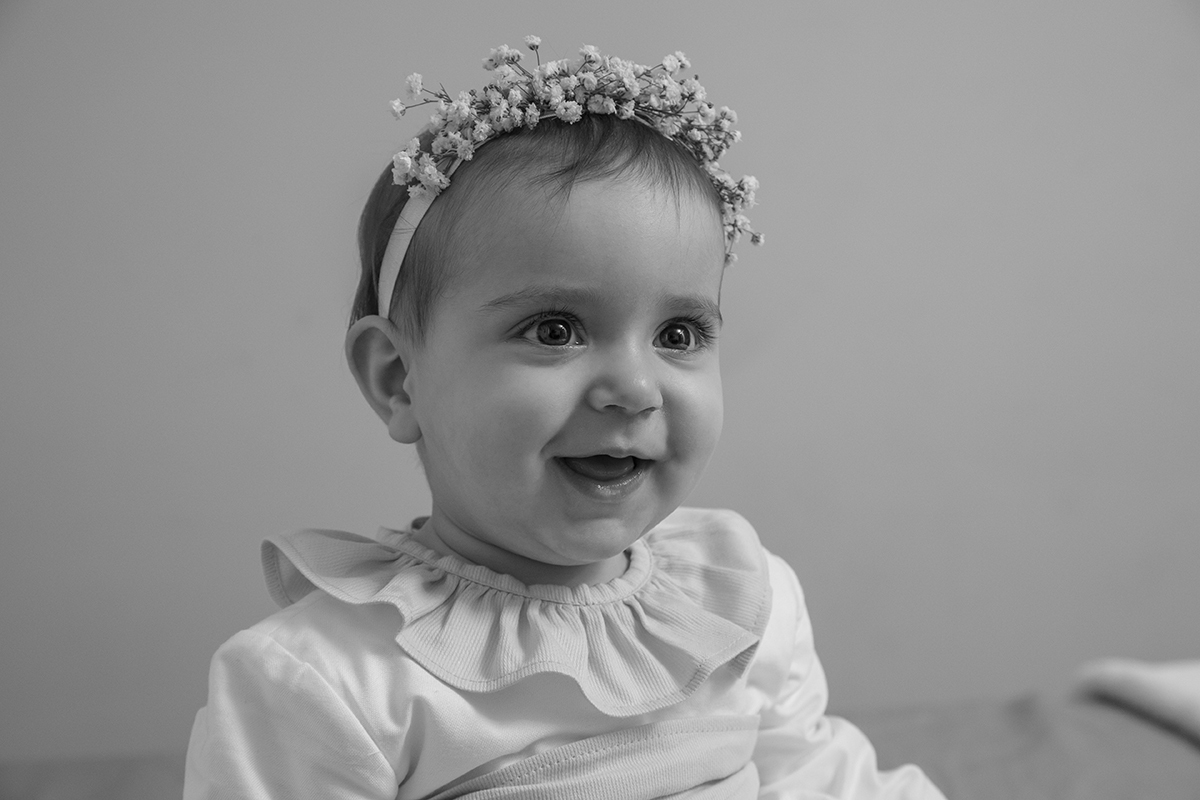 A preto e branco, num plano aproximado, vemos o sorriso puro de Valentina. Do peito para cima, os seus olhos brilham e a alegria do momento transborda.