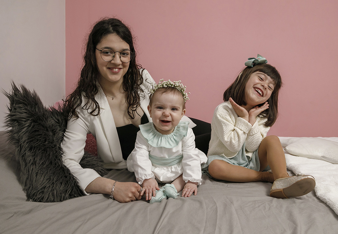 Três meninas. A maior à esquerda, a mais pequena à direita, e no centro, Valentina. Sorrisos partilhados, gestos cúmplices e uma alegria que se espalha como uma canção leve de infância.