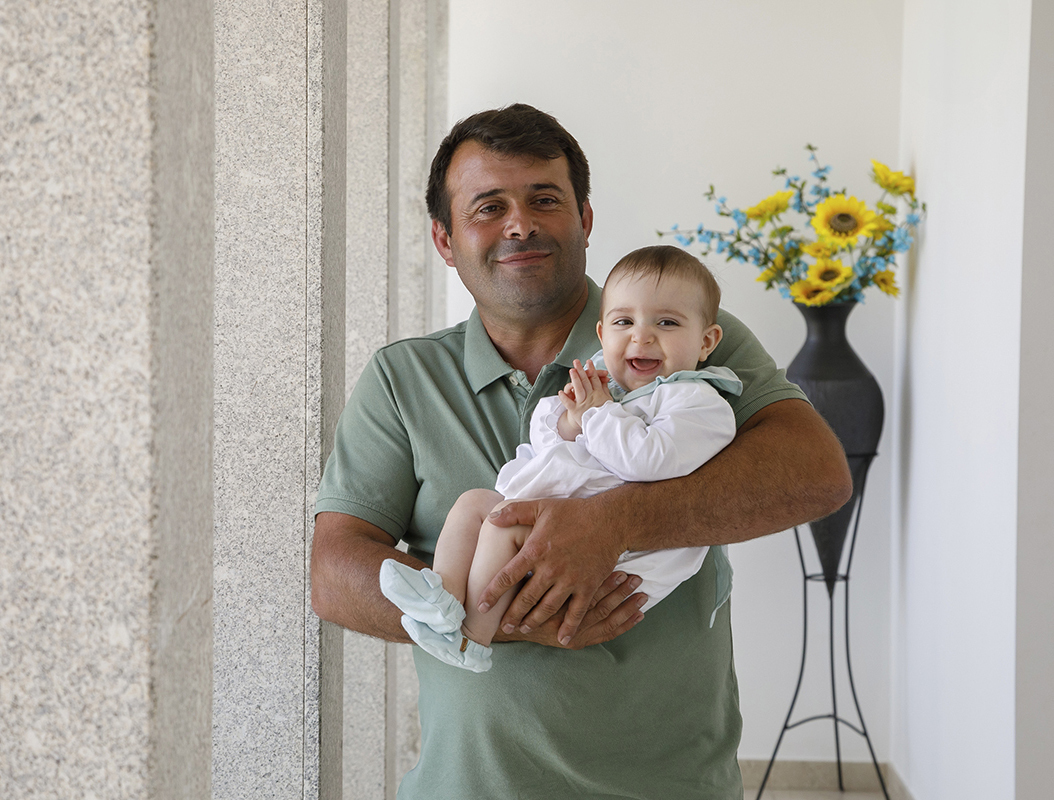 No mesmo espaço, o pai segura Valentina com alegria. Os dois olham a câmara com um brilho que contagia, como se ali só existisse felicidade.