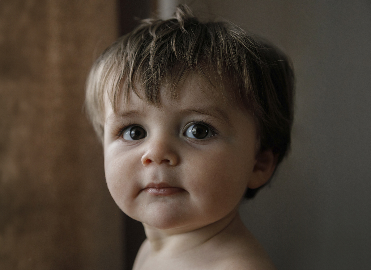 Num plano mais próximo, os ombros de Gabriel desenham-se contra o fundo desfocado. Ele olha diretamente para a câmara, sério, mas com um brilho de felicidade. Um retrato delicado, onde a expressão fala por si.