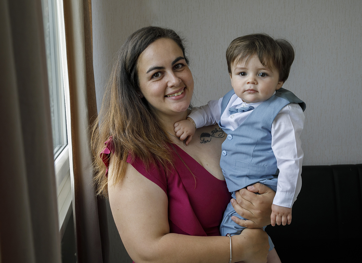 A mãe junta-se ao filho junto à janela. Os dois olham para a câmara. Gabriel mais sério, ela com um sorriso sereno, um momento de orgulho e doçura.