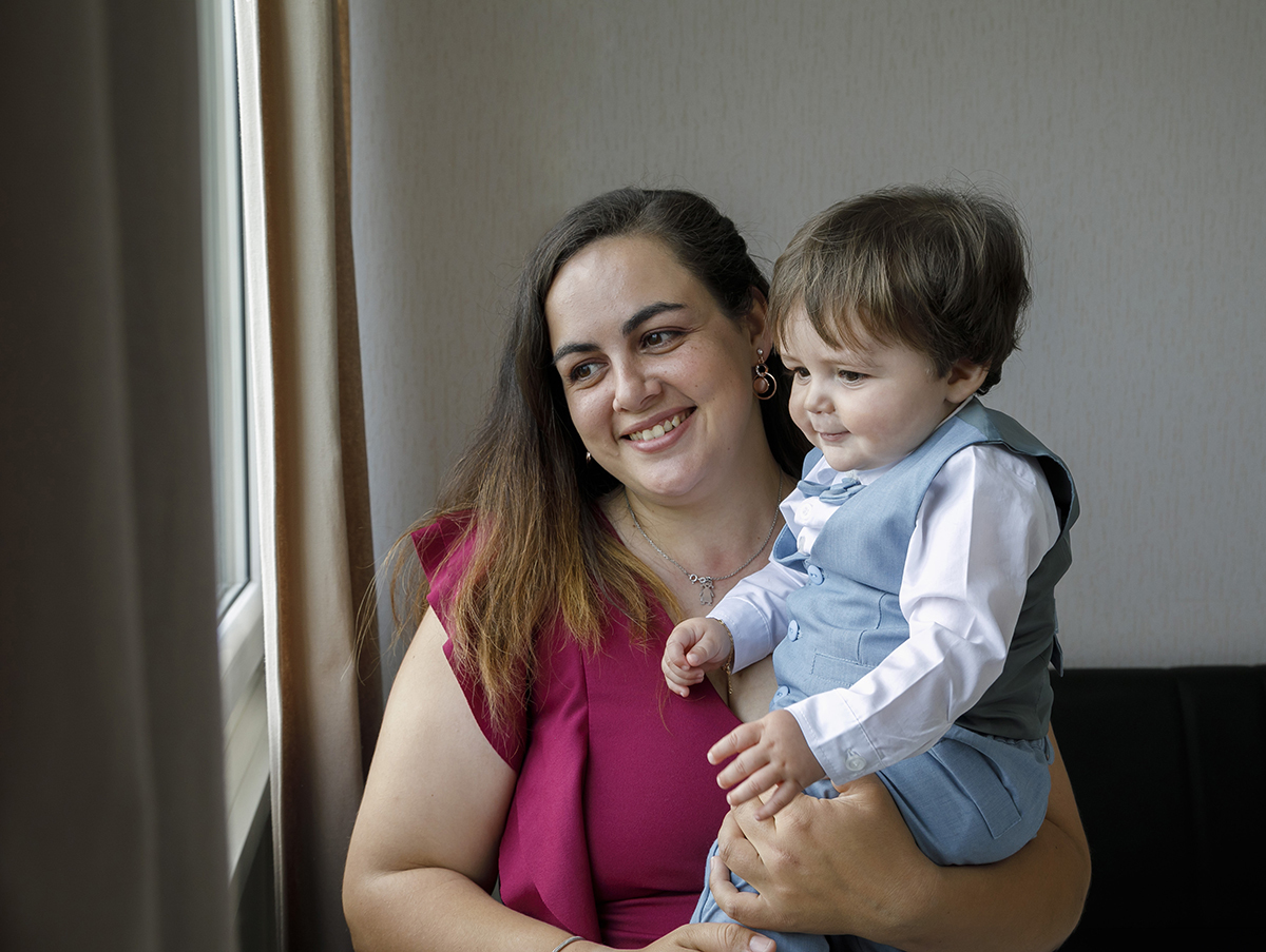 Na mesma janela, ambos olham agora para fora. A luz desenha os seus rostos com suavidade. Uma visão contemplativa de dois corações ligados por laços eternos.