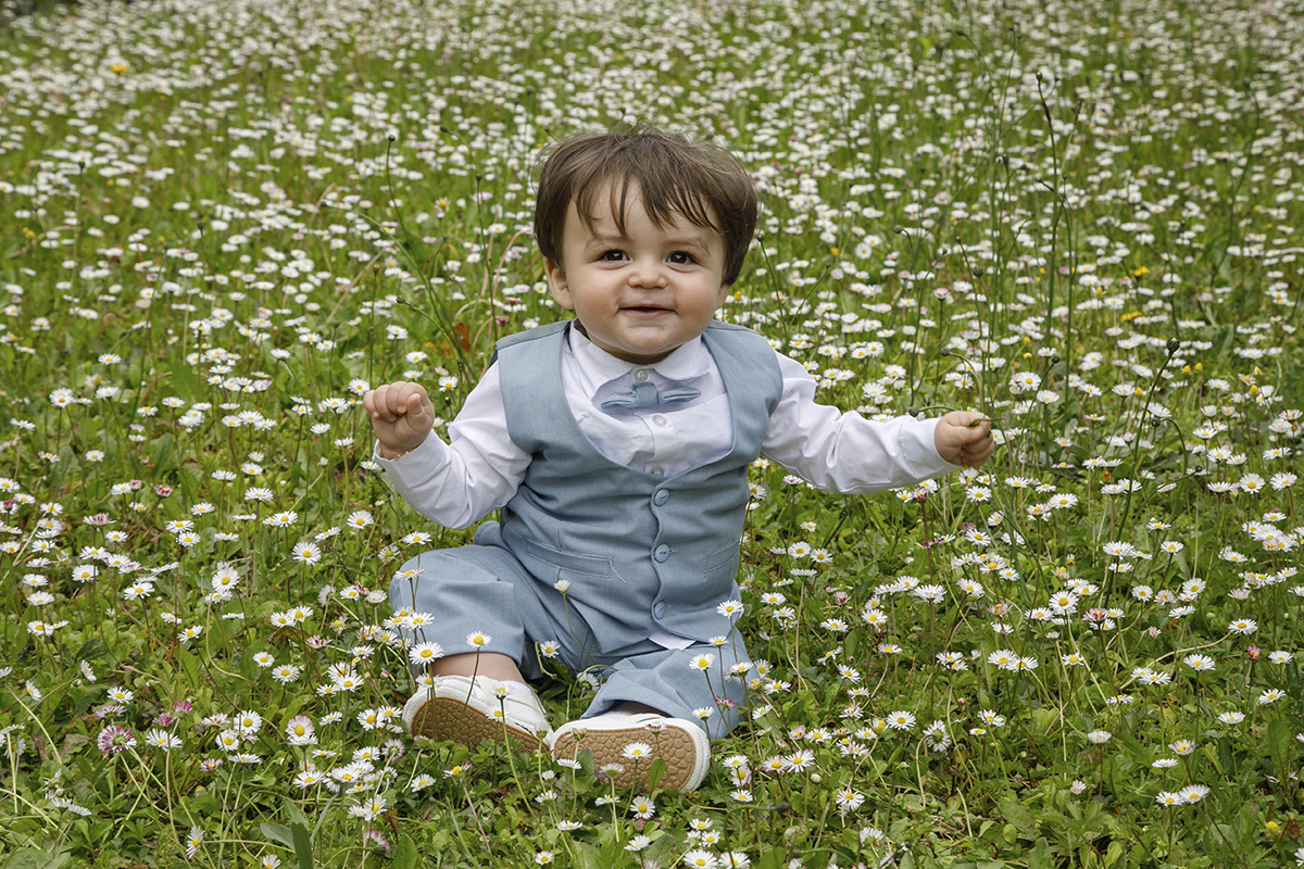No mesmo cenário, braços erguidos, punhos fechados, uma celebração espontânea! “Yesss consegui!”, parece gritar em silêncio com o corpo. Um momento de energia feliz.