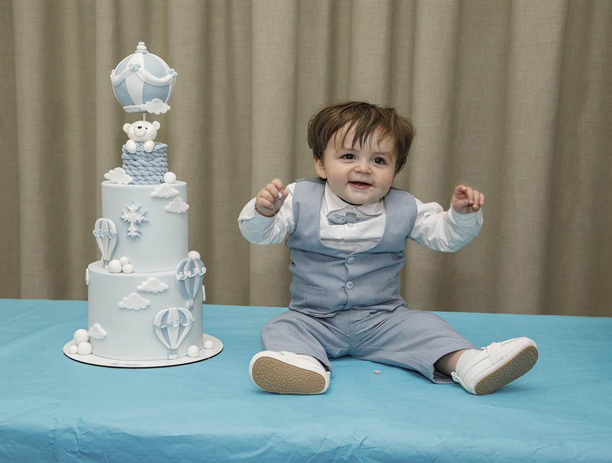 Num plano mais afastado, Gabriel sorri com os braços no ar — “Yesss, vamos comer bolo!”, ao lado do seu  lindo bolo. Um final perfeito para um dia inesquecível.