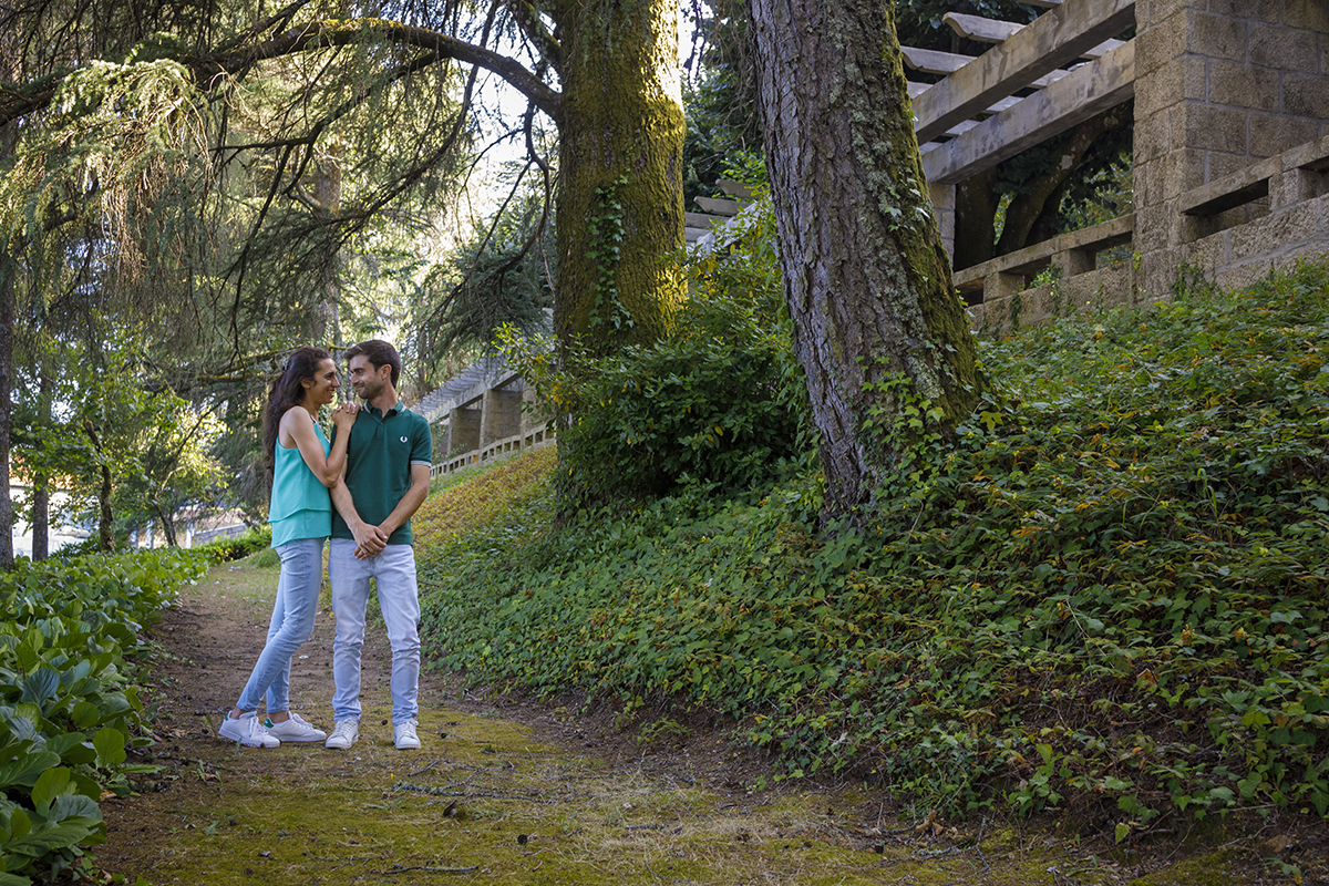 Parados lado a lado, num cenário natural, Diana pousa a mão no ombro de André. Os seus olhares cruzam-se num instante de ternura e felicidade.