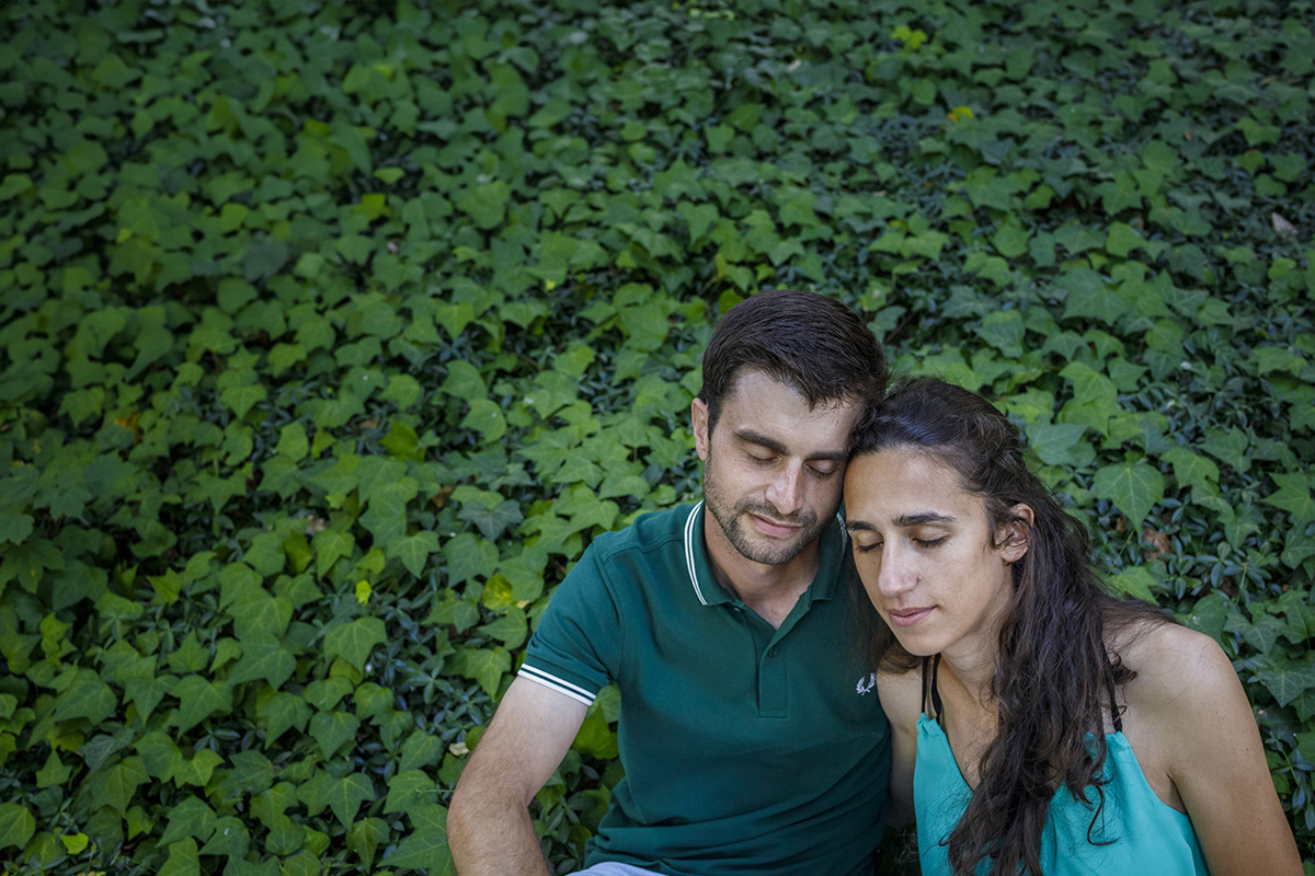 Com as cabeças encostadas, num gesto de proximidade e calma, os dois deixam-se envolver pelo silêncio e pelo sentimento.
