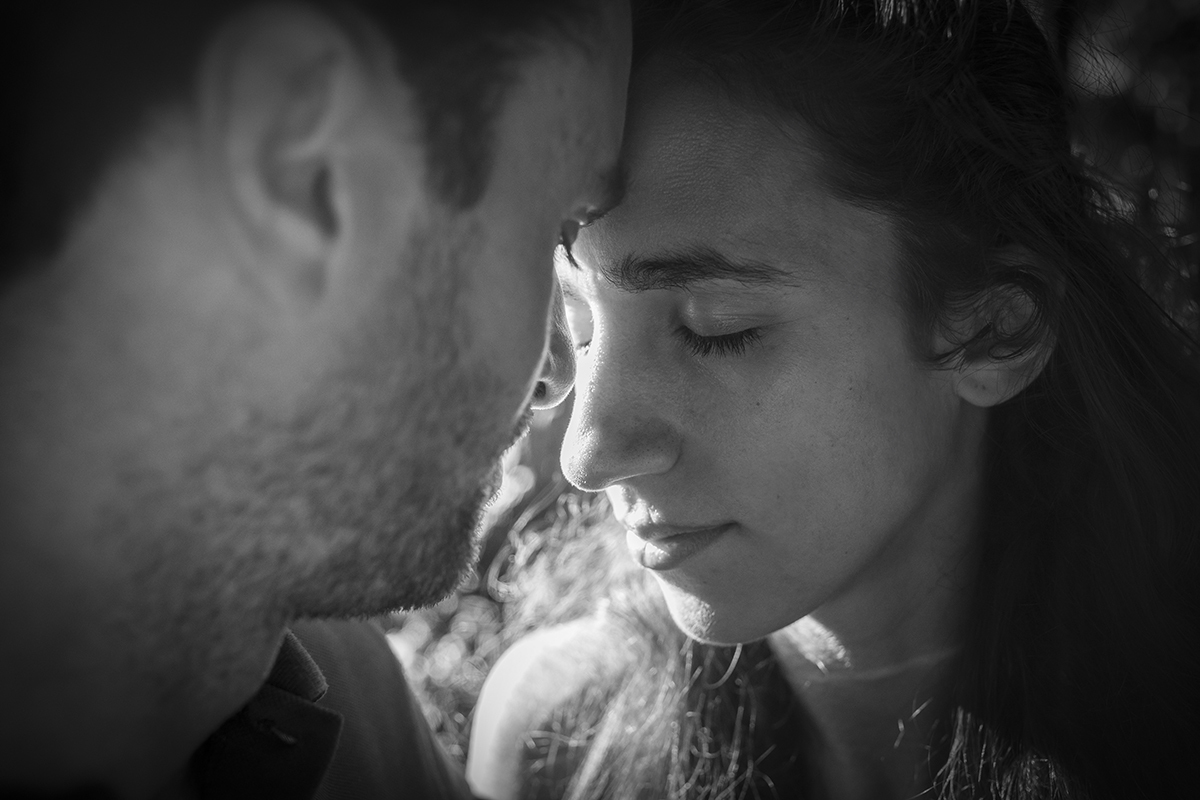 Num registo íntimo e sereno, os rostos de Diana e André tocam-se, olhos fechados, num instante de profunda conexão.