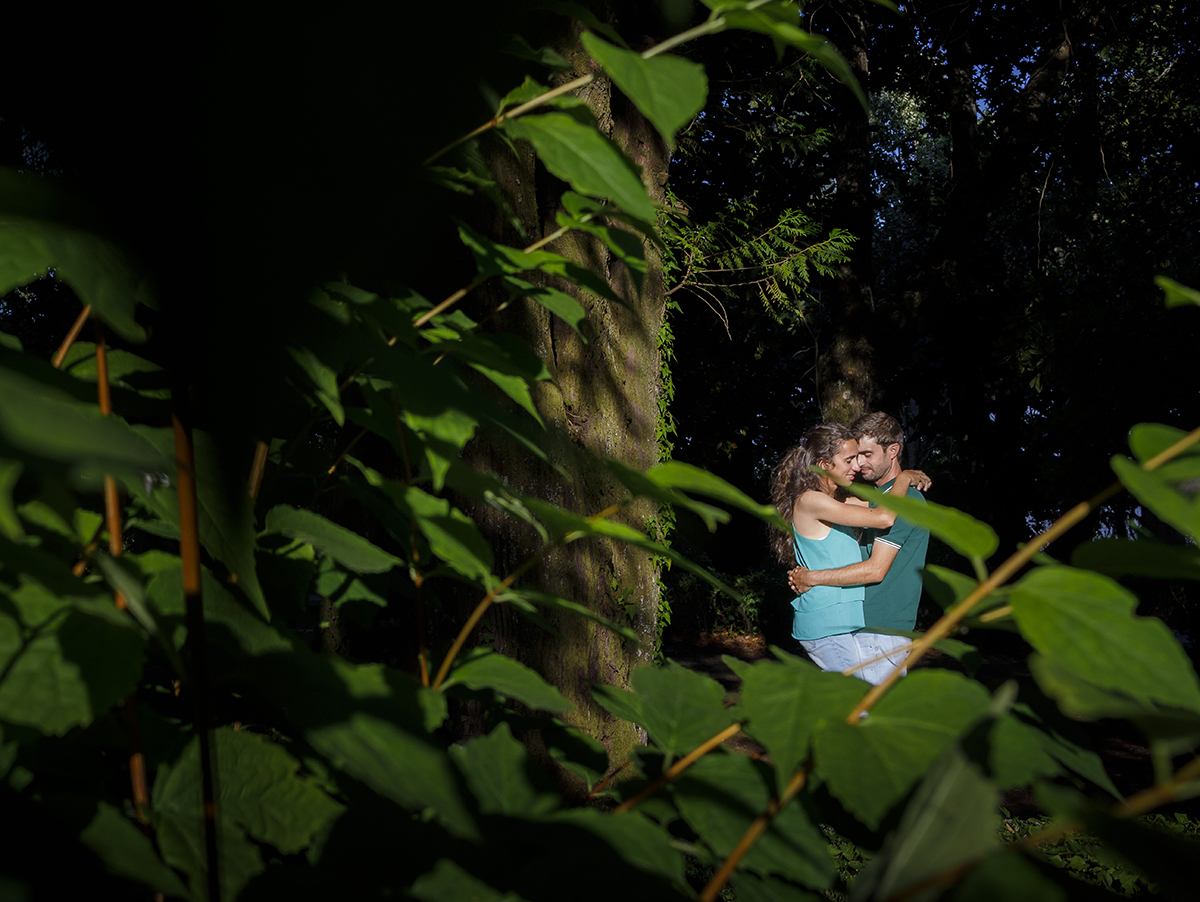 Entre pequenas aberturas de verde, Diana e André surgem, abraçados e com os rostos encostados, sorrisos subtis que falam de amor.