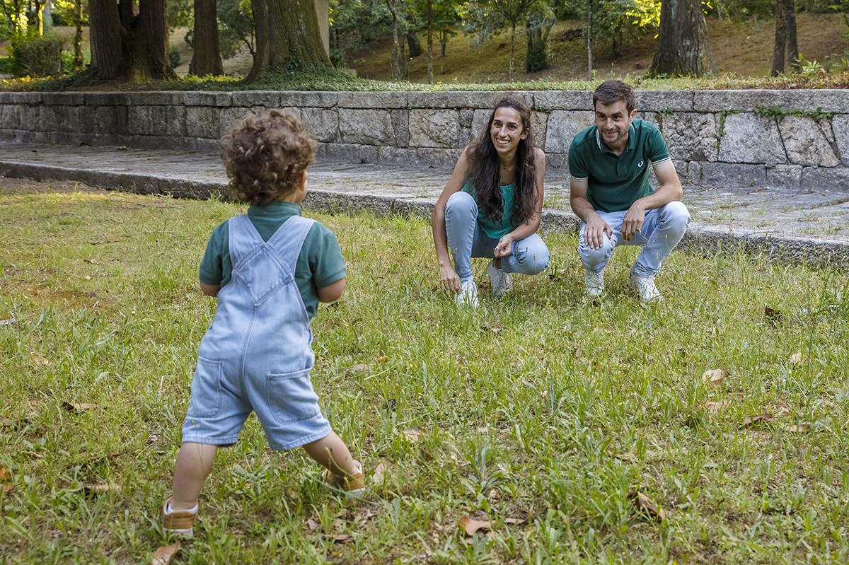 Num momento cheio de ternura, Diana e André olham encantados para o seu pequeno Tomé, que caminha decidido na direção deles com um sorriso.