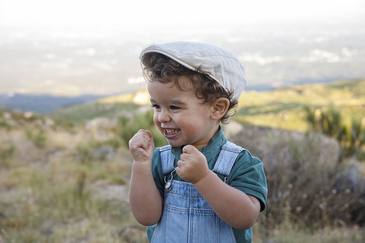 Tomé vibra de felicidade, punhos cerrados e sorriso rasgado. Uma expressão espontânea que contagia o coração.