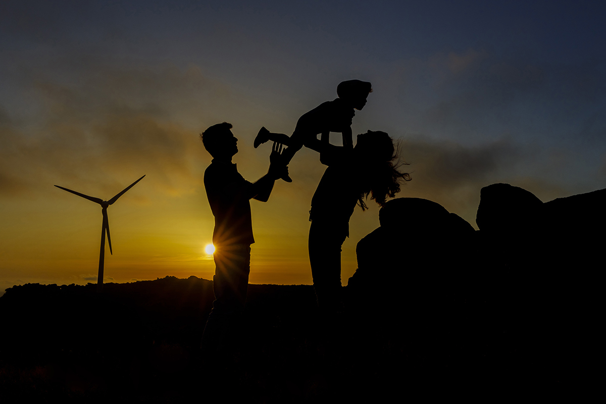 Num gesto simbólico de amor, Diana e André erguem Tomé no ar. A luz do sol desenha as suas silhuetas com um toque mágico.