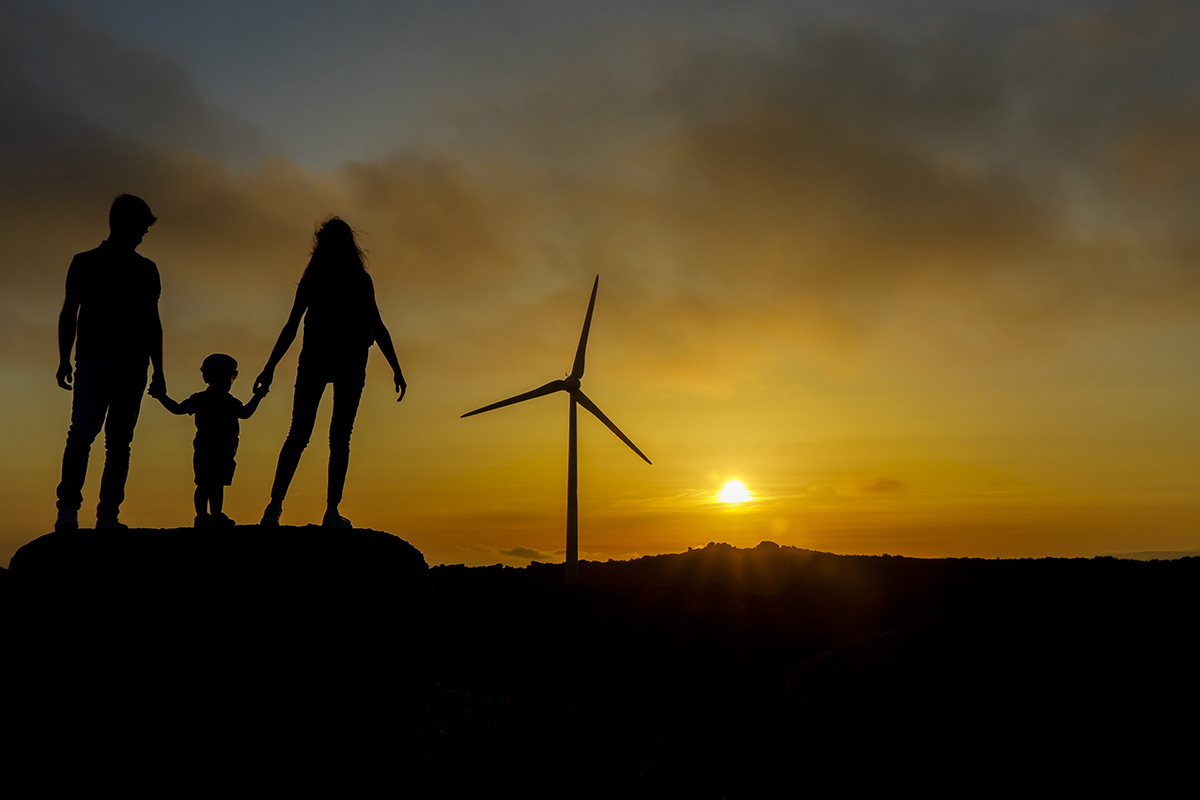 Sobre a rocha, os três observam o pôr do sol de mãos dadas. Um momento sereno, onde a ligação entre eles é maior que a paisagem.