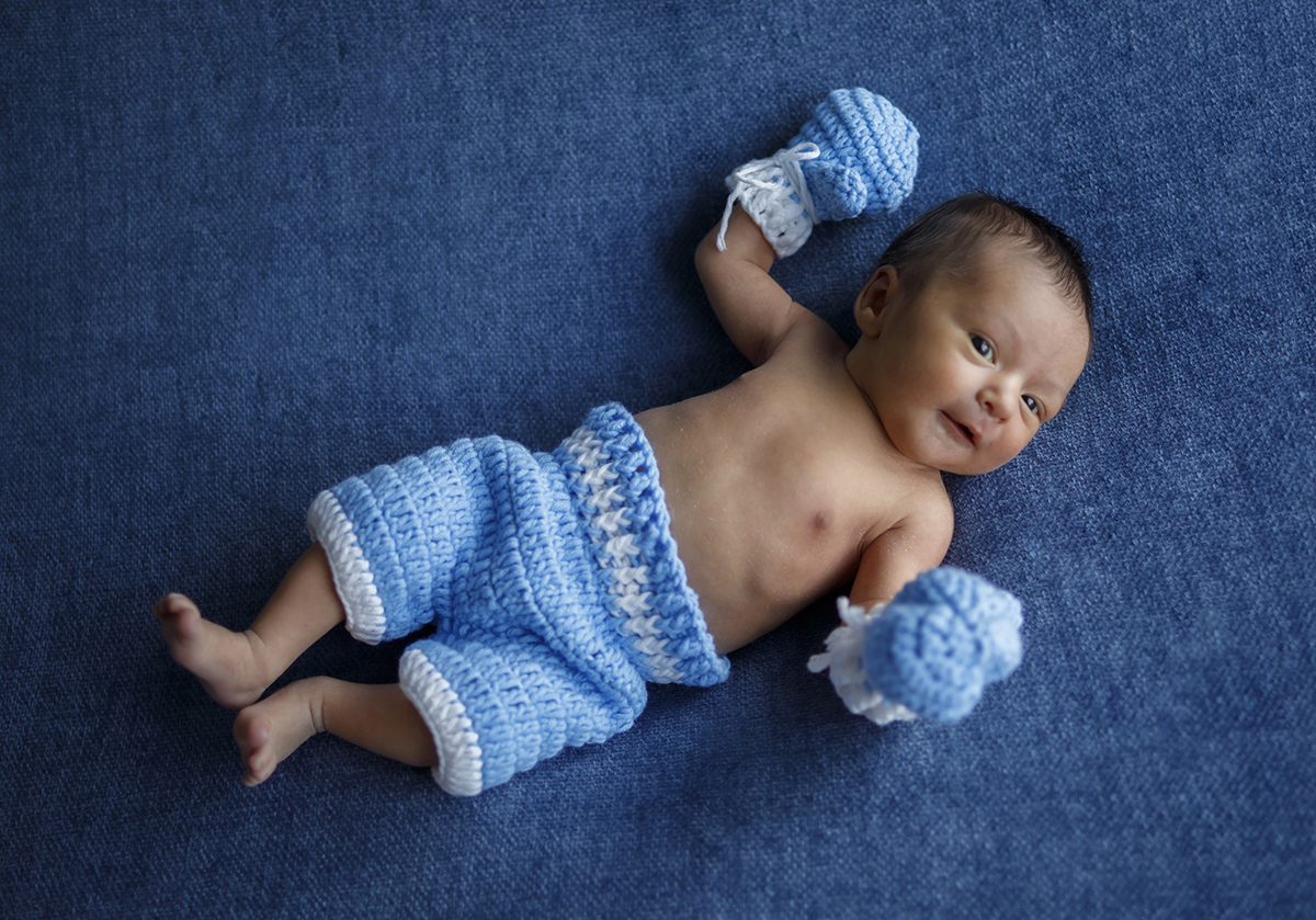 Ainda na mesma pose serena, Daniel troca de roupinha e encanta com uns calções e luvinhas de renda em azul e branco. Com uma expressão doce e sonolenta, parece estar num sonho tranquilo, rodeado de ternura.