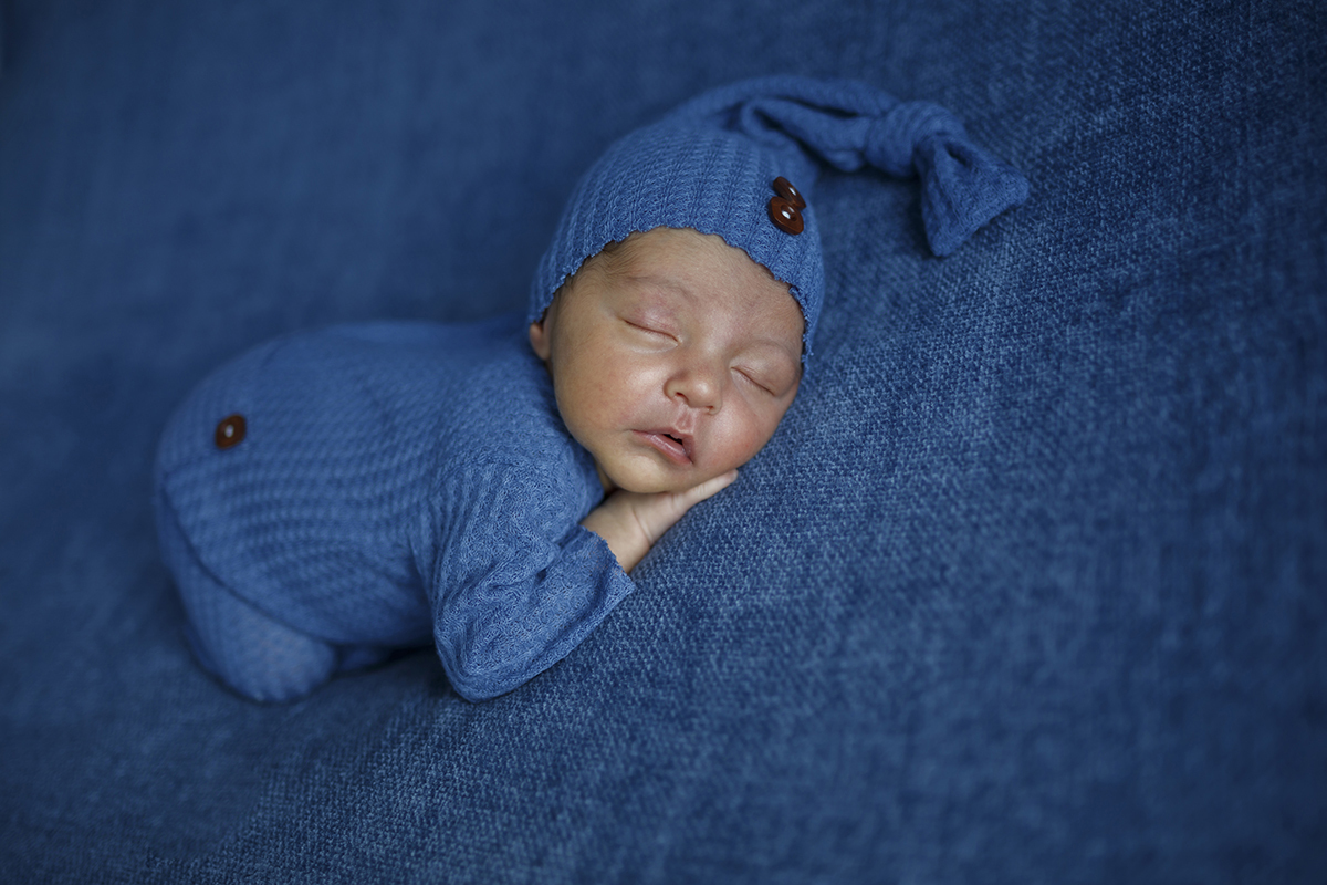 Enrolado sobre um fundo azul, Daniel usa agora um fatinho azul com botões castanhos. Dorme calmamente com a mão por baixo da cabeça, numa posição que nos mostra a sua beleza tranquila de anjo adormecido.