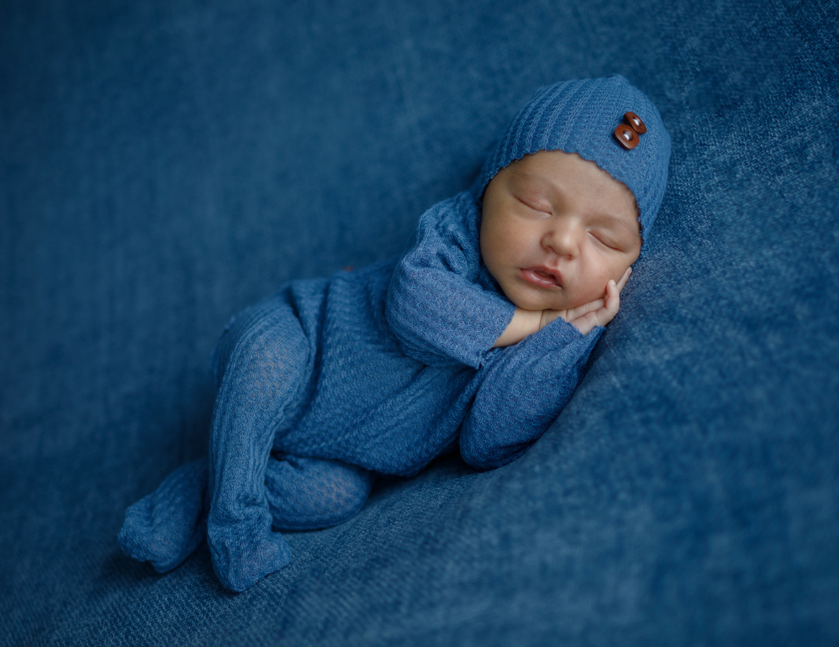 Deitado de lado com as perninhas cruzadas e as mãos juntas sob o rosto, Daniel continua a dormir. A luz suave destaca cada detalhe do seu soninho profundo, num cenário feito de paz.
