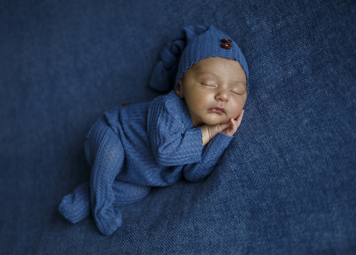 Um ângulo picado revela Daniel no mesmo fatinho, na mesma posição, mas agora captado com uma perspetiva mágica que realça a sua ternura enquanto dorme como um príncipe encantado.