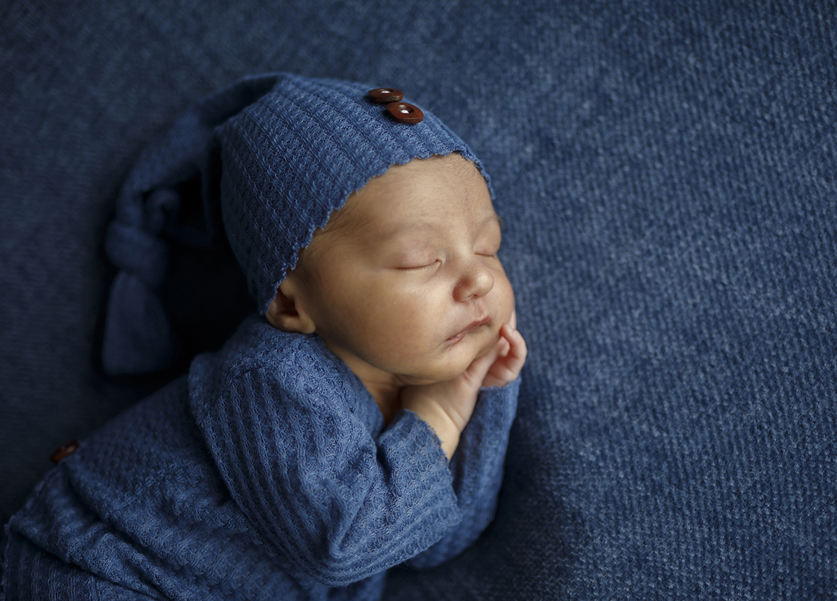 Num plano mais próximo da cintura para cima, Daniel dorme com as mãos unidas por baixo da cabeça. O seu rosto transmite serenidade, num momento onde o tempo parece parar.