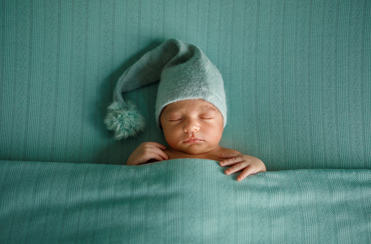 Ainda no mesmo cenário verde, Daniel dorme de frente para a câmara. As mãos delicadas repousam à vista e o silêncio do sono transforma este registo num momento sublime.