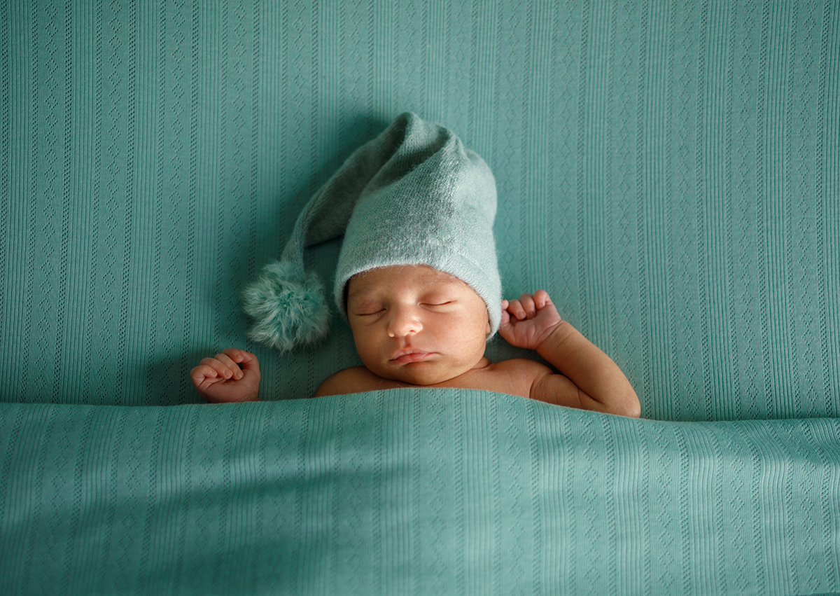 Daniel, com os olhos fechados e as mãos erguidas junto à cabeça, parece estar a acordar de um sonho feliz. Um instante de ternura que nos faz sorrir.
