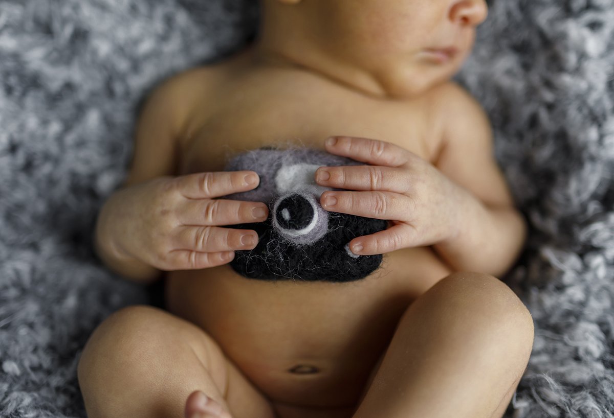 Numa imagem mais próxima, dos joelhos ao nariz, Daniel segura delicadamente uma pequena câmara. O seu olhar suave e a composição desfocada transmitem um toque artístico e doce.