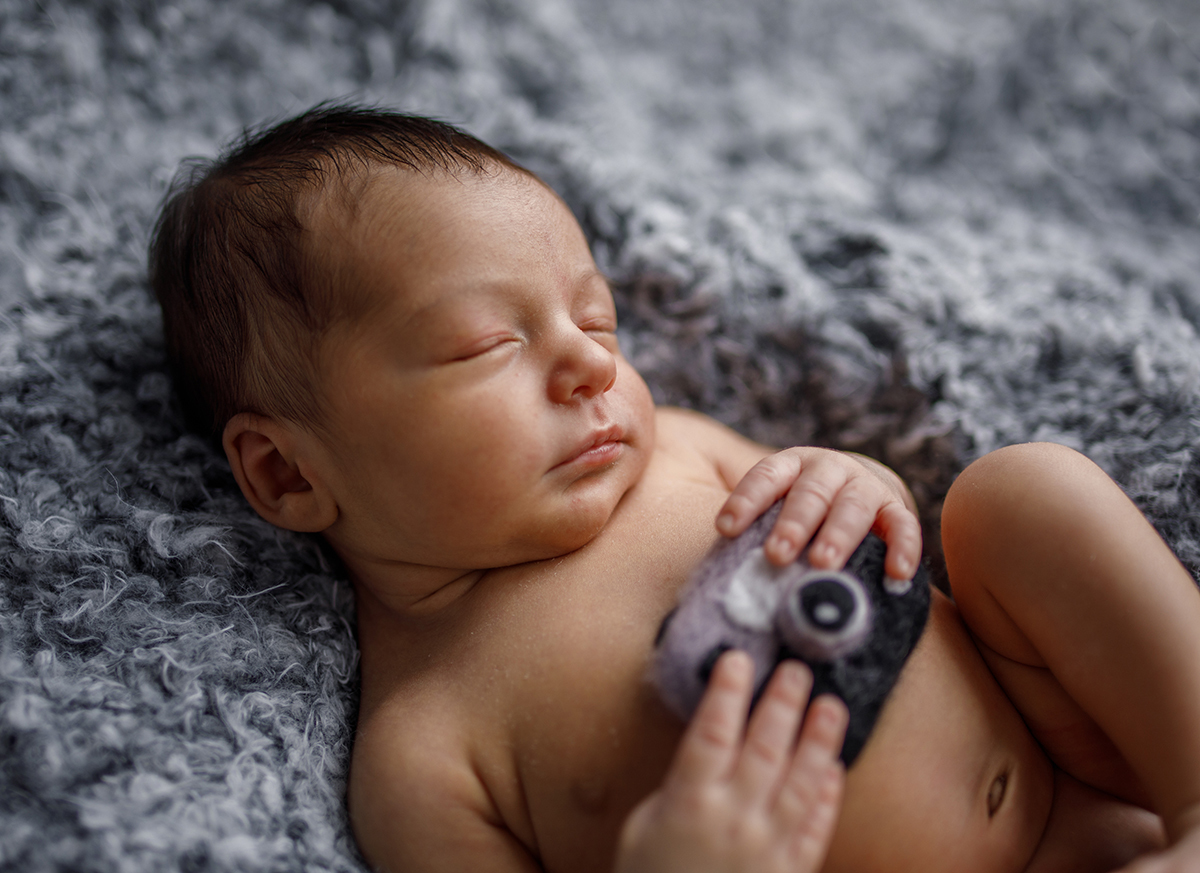 Num plano mais próximo, da cintura para cima, Daniel segura a câmara sobre a barriga. Os olhos fechados e a paz no rosto tornam esta imagem numa verdadeira pintura de doçura.