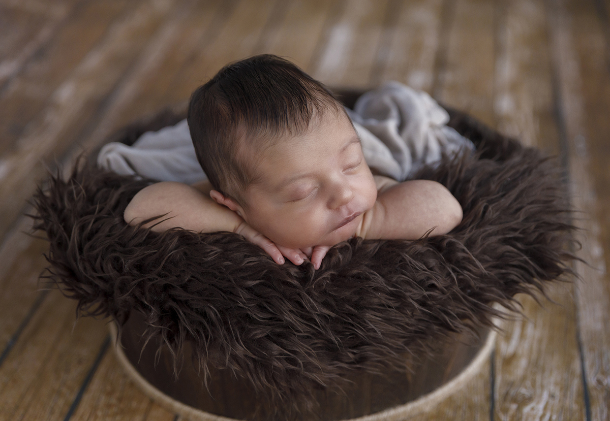 Com os bracinhos por baixo do rosto, de frente para a câmara, Daniel dorme como um anjinho. A suavidade do cenário e a sua expressão serena tornam esta imagem memorável.