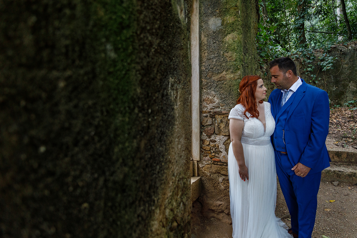 Num plano mais íntimo, Mónica mantém a mesma pose, agora vista do peito para cima. O véu cobre-lhe o rosto e o olhar desviado para o chão revela a serenidade profunda que acompanha quem ama e é amada.
